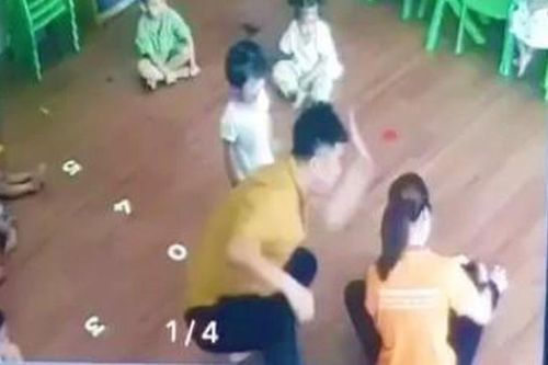 Cảnh sát truy tìm ông bố vào tận lớp túm tóc, tát thẳng mặt bé gái 2 tuổi vì giành đồ chơi của con
