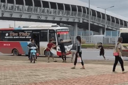 Clip: Nhóm thanh niên vác gậy lao vào đánh nhau do tranh giành khách, người dân chứng kiến hoảng loạn la hét