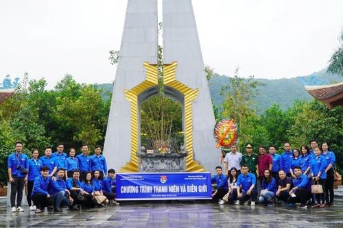 Thanh niên ngành Công Thương dâng hương tại Đài tưởng niệm các Anh hùng liệt sĩ Pò Hèn