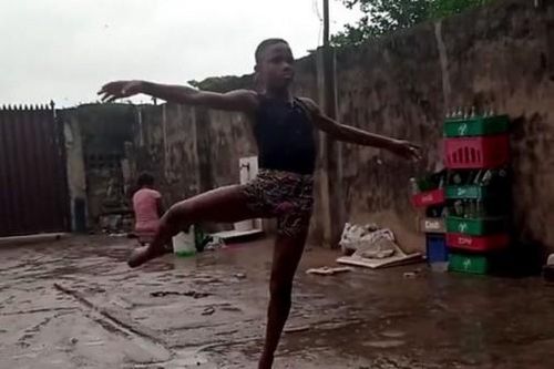 Cậu bé Nigeria giành học bổng nhờ đoạn video múa chân trần trong mưa