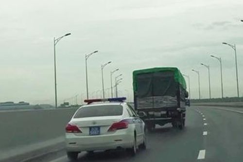 Xử phạt nghiêm hai tài xế không nhường đường cho xe ưu tiên trên cao tốc