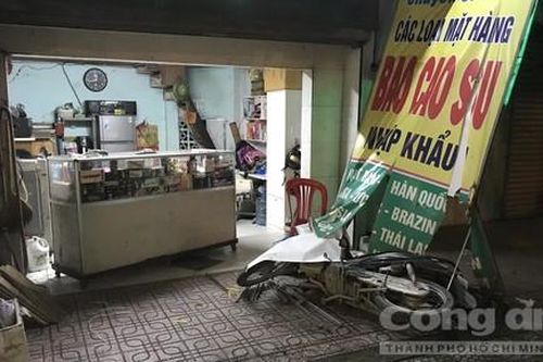 Va quẹt xe tải, xe máy lao vào shop bao cao su khiến thanh niên tử vong