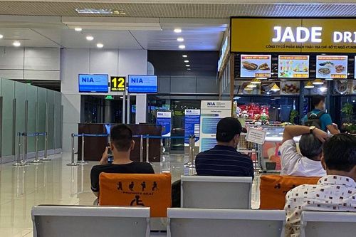 Bức xúc việc ghế ưu tiên 'bị chiếm' ở sân bay, cô gái khơi mào tranh cãi
