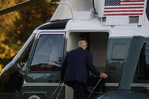 Ông Trump lên trực thăng tới bệnh viện điều trị