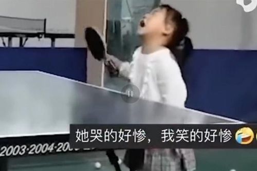 Cô bé 3 tuổi vừa đánh bóng bàn vừa khóc và bài học phía sau
