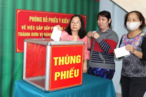 Cử tri thành phố Hồ Chí Minh phấn khởi bỏ phiếu cho ý kiến về sáp nhập phường, quận
