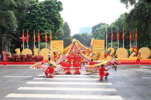 Tưng bừng màn múa rồng ở phố đi bộ hồ Hoàn Kiếm