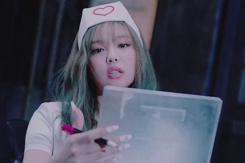 Mặc đồ y tá cho Jennie trong 'Lovesick Girls', stylist của BLACKPINK bị chê thiếu nhạy cảm