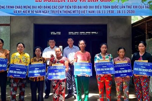Trà Vinh: Bàn giao 98 căn nhà đại đoàn kết cho hộ nghèo