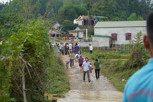 Theo người lớn gặt lúa, 2 cháu bé đuối nước thương tâm