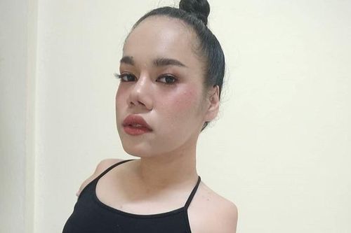 Cô gái cụt tay nổi tiếng với tài trang điểm bằng chân