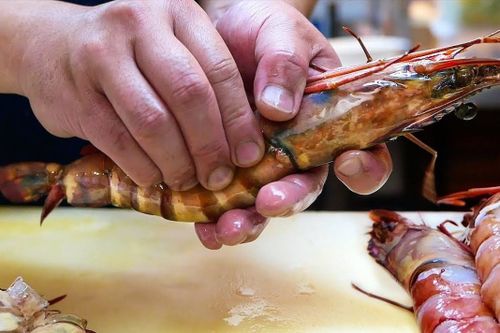 Món tôm sú sốt cay trên đường phố Nhật Bản
