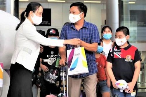 Đoàn du khách đầu tiên tới Đà Nẵng sau dịch Covid-19