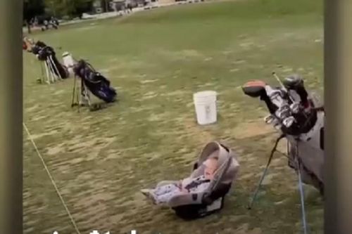 Bé gái 16 tháng tuổi cười khi nhìn mẹ đánh golf trượt