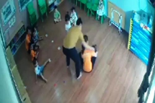 Nam phụ huynh đánh bé gái 2 tuổi tại trường mầm non ra trình diện
