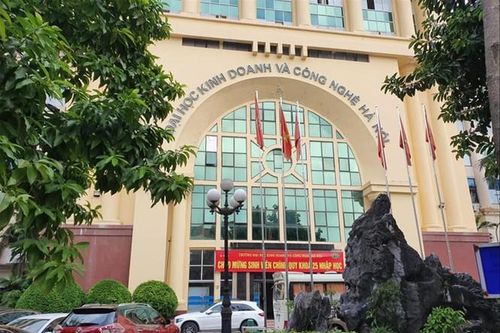 Điểm nhấn giáo dục: ĐH Kinh doanh và Công nghệ hứa gì khi sinh viên về trường 'bắt đền'?