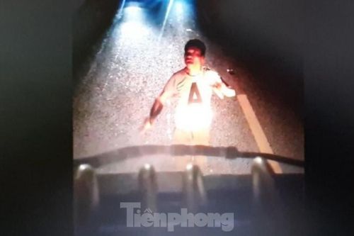 Triệu tập đối tượng cầm dao quắm chặn ô tô trên đường