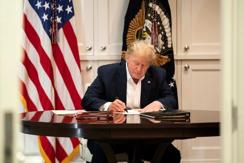 Tổng thống Mỹ mắc COVID-19: Nhà Trắng tung ảnh ông Trump cặm cụi làm việc trong bệnh viện