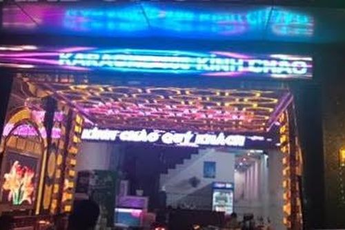Hai nhân viên nữ múa thoát y trong cơ sở karaoke