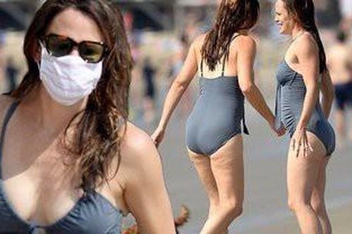 Jennifer Garner diện áo tắm thả dáng cực sexy ở tuổi U50