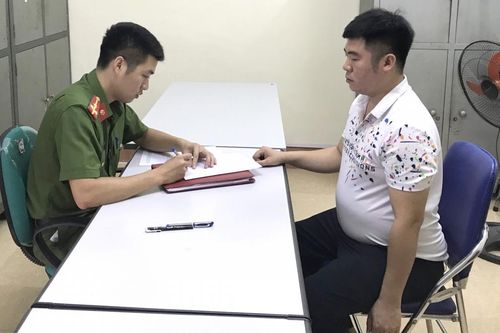 Phụ huynh tát bé gái 2 tuổi đến cơ quan Công an trình diện