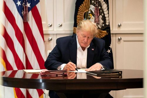 Ông Trump tuyên bố sẽ 'sớm trở lại' để 'làm cho nước Mỹ vĩ đại trở lại'