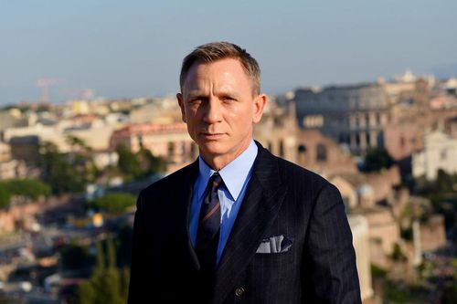 Thân hình 6 múi cường tráng của James bond Daniel Craig ở tuổi 52