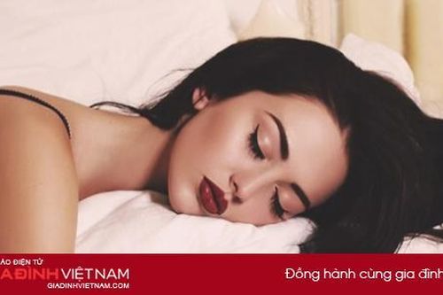 Điều gì xảy ra nếu không tẩy trang trước khi ngủ?