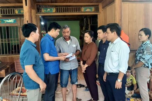 Sở Giáo dục và Đào tạo Nghệ An thăm hỏi, động viên gia đình thầy cô giáo gặp nạn ở Kỳ Sơn