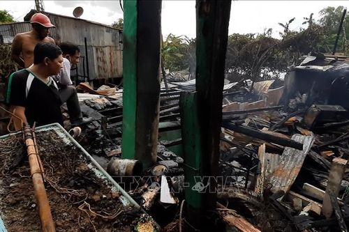 Hỏa hoạn giữa trưa thiêu rụi 3 nhà dân tại huyện biên giới Hồng Ngự