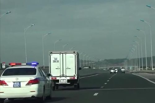Xử phạt hai tài xế không nhường đường cho xe ưu tiên trên cao tốc