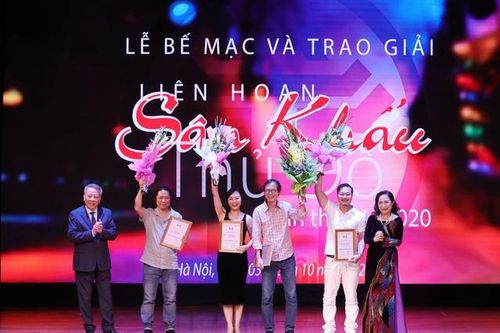 NSƯT Trần Lực đoạt giải Đạo diễn xuất sắc tại Liên hoan sân khấu Thủ đô