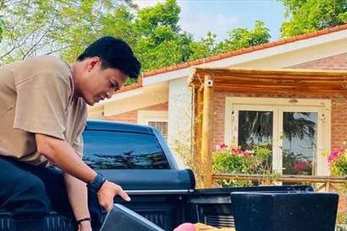 Thoát vẻ bảnh bao, Hồng Đăng trở về làm anh thợ chăm vườn