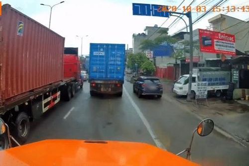 Clip: Lao thẳng xe vào vũng nước khiến người phụ nữ đứng bên đường ướt sũng, tài xế bị CĐM chỉ trích kịch liệt