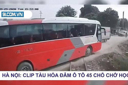 Clip: Khoảnh khắc tàu hỏa đâm xe ô tô chở hơn 40 học sinh khiến 6 em phải nhập viện cấp cứu