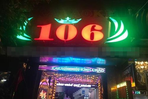 Bắt quả tang 2 nữ phục vụ múa 'thoát y' bên trong quán karaoke ở Đồng Nai
