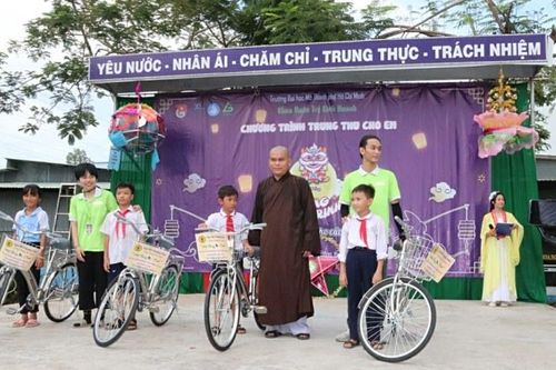 Vui Trung thu với trẻ em, khánh thành cầu bê-tông
