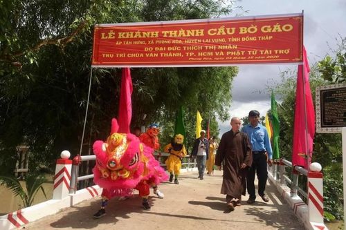 Khánh thành cầu bê-tông, hỗ trợ phẫu thuật