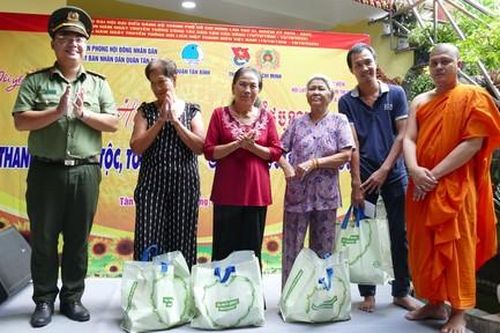 Công an TPHCM: Tuyên truyền pháp luật, tặng quà cho đồng bào khó khăn