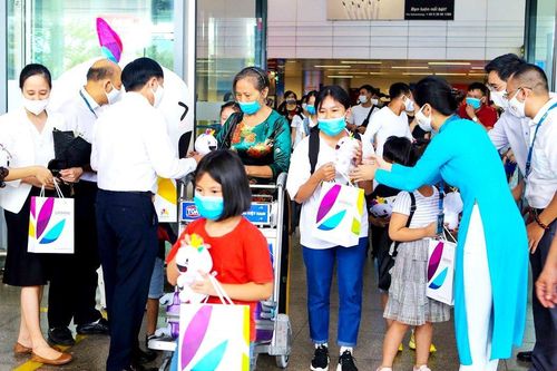Đoàn du khách đầu tiên đến Đà Nẵng sau dịch COVID-19