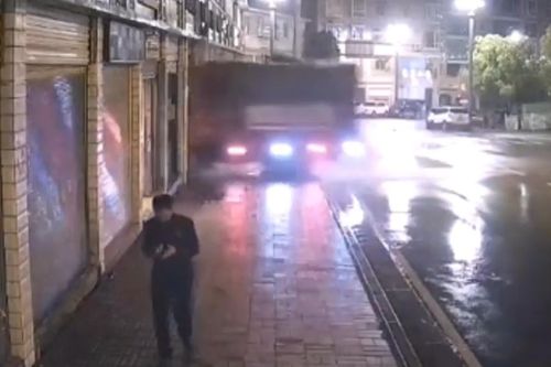 Clip: Xe tải lao như tên bắn vào cửa hàng bên đường