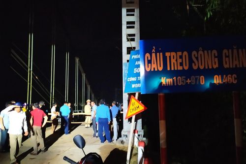 Nghệ An: Ô tô đâm xe máy rơi xuống sông, 5 người chết