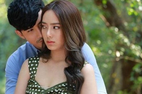 Mở tủ đầu giường tìm thuốc cho người yêu, em hốt hoảng đỏ bừng mặt khi thấy thứ anh giấu bên trong