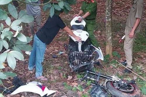 Xe phân khối lớn gãy đôi khi tông xe máy, 1 người tử vong, 2 người bị thương nặng