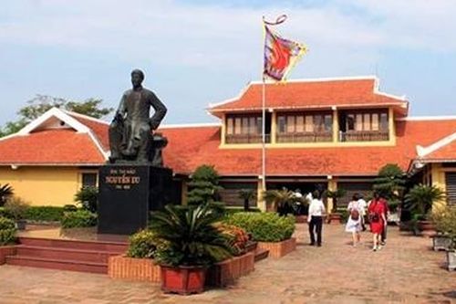 'Tiếng thơ ai động đất trời…'