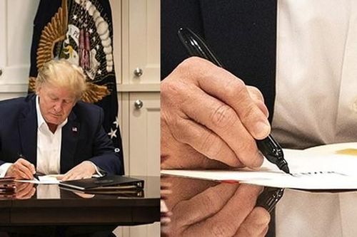 Tổng thống Trump bị trêu 'sống ảo' vì ảnh làm việc trong viện, hóa ra chỉ ký giấy trắng