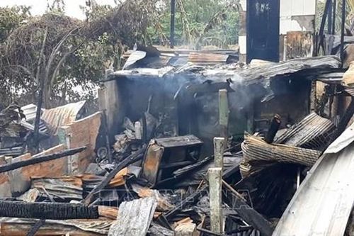 Đồng Tháp: Hỏa hoạn giữa trưa thiêu rụi 3 nhà dân tại huyện biên giới Hồng Ngự