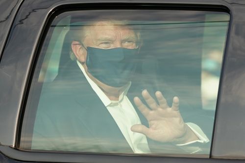 Ông Trump bất ngờ đi thăm người ủng hộ bên ngoài bệnh viện