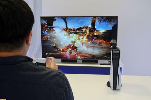 Đoạn clip thực tế đầu tiên về PS5: Máy đẹp, gamepad mới mẻ