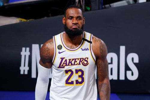 LeBron James thất vọng rời sân khi trận đấu chưa kết thúc